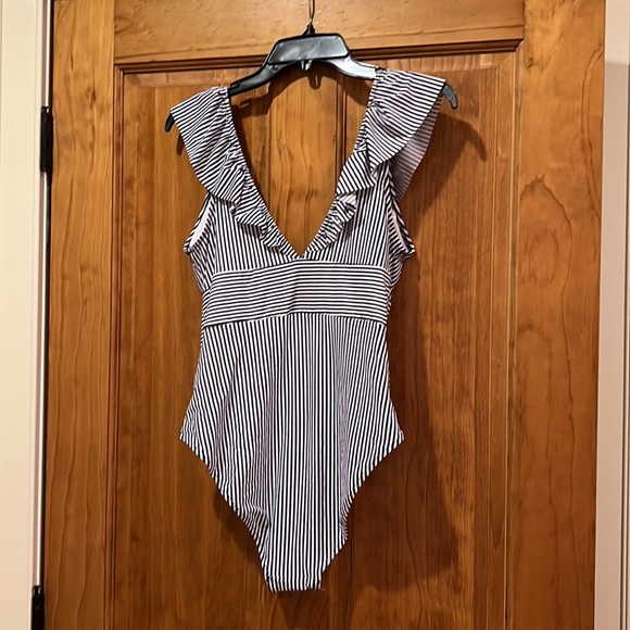 SHEIN one piece swimsuit - Picture 4 of 6